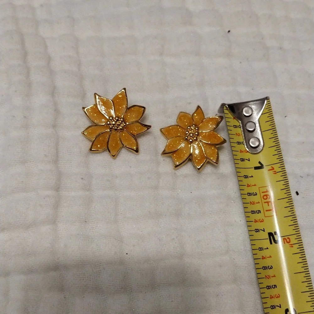 Vintage Avon 1980, earrings glitter enamel yellow poinsettia gold tone. - Picture 3 of 3